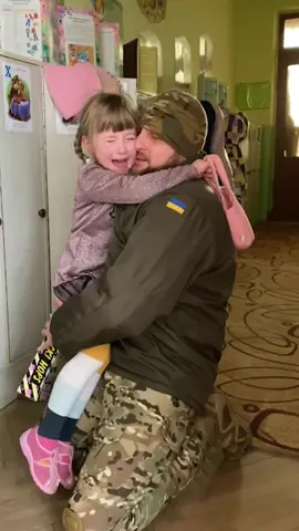 Father's Joyful Reunion with His Daughter#backhome #surprisereaction #dadsgirl #dadslove #emotional #loveyou 