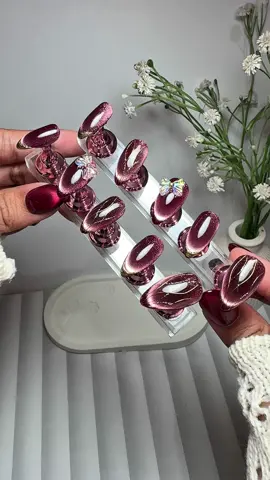 Burgundy press on nails 🥰 #pressonnails #kukupalsu #ernaille #cateyenails #ernaille 