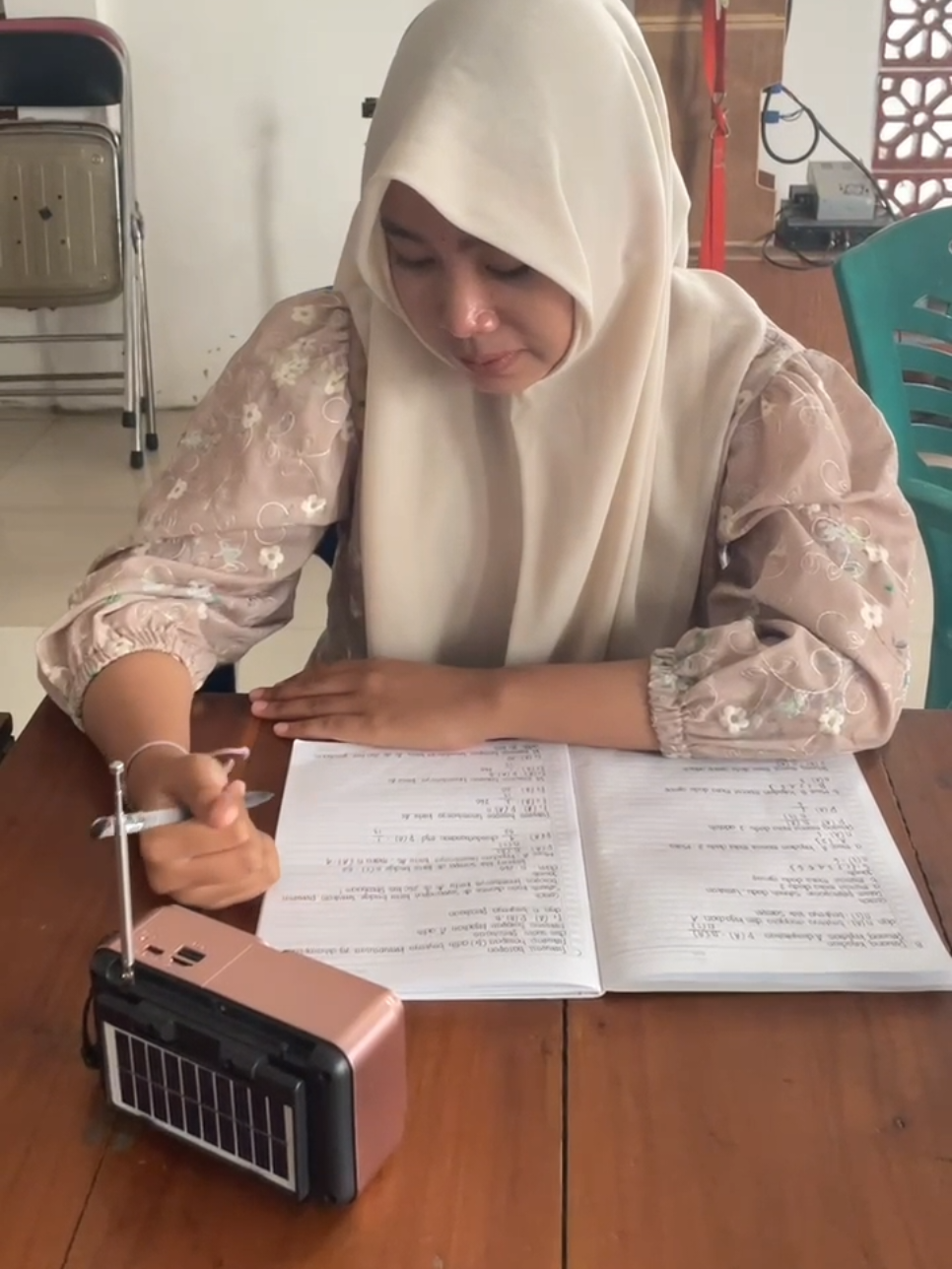 Belajar nggak bakal sepi lagi! 🎧✨ Ini dia teman belajar terbaik biar kamu makin fokus dan produktif! Ukurannya pas banget buat di meja belajar, nggak makan tempat. Desainnya yang estetik juga bikin meja belajarmu makin keren! #radiojadul #radiovintage #speakerretro #temanbelajar  #4u 