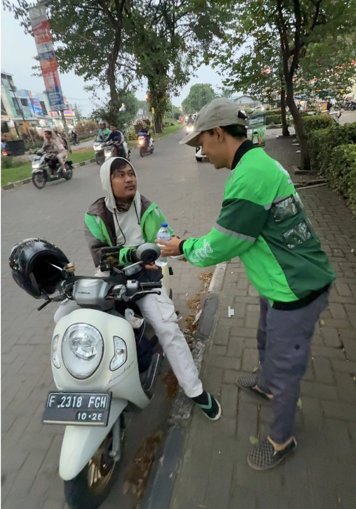 Pernah Janji ke diri sendiri kalo ada rezeki lebih nanti mau berbagi makanan ke jalanan, Alhamdulilah tahun ini bisa terwujud walaupun belum seberapa, terimakasih senyum dan do'a baik nya 😇🙏🏼🤲🏼 #fyp #berbagiituindah #berbagi #ojol #abiojol 