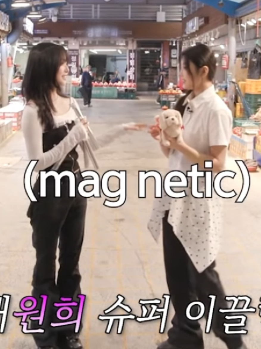 Chaewon and Wonhee are perfect together, they've the same humor...I love it 😭😭 [just noticed I wrote 