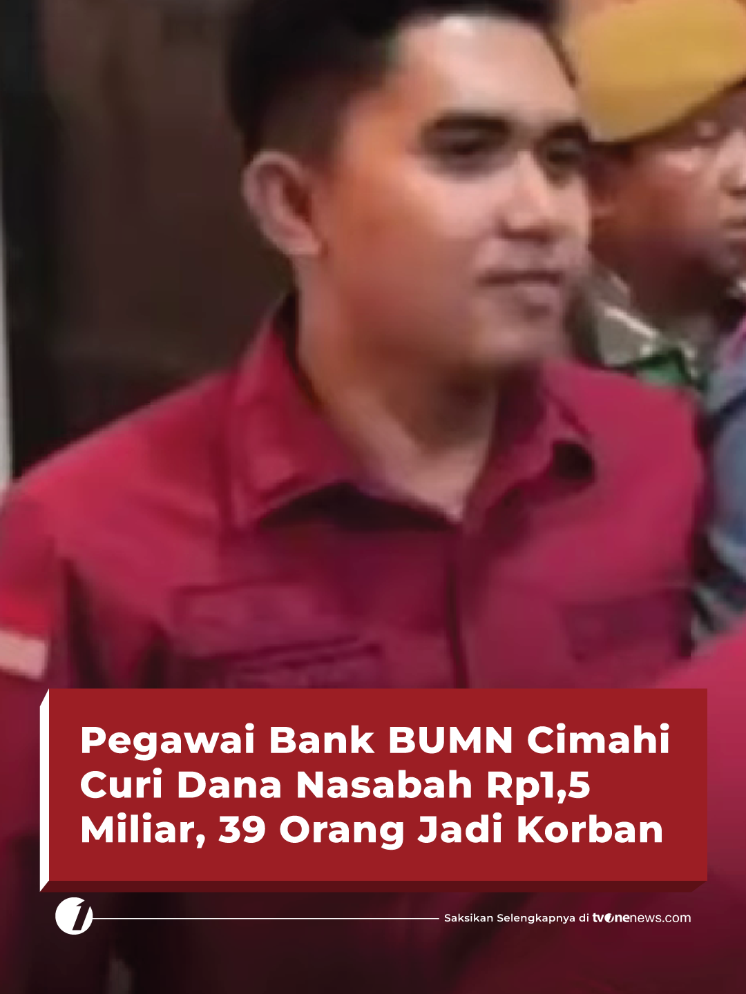 Seorang pegawai Badan Usaha Milik Negara (BUMN) berinisial LS ditangkap oleh Kejaksaan Negeri (Kejari) Cimahi atas dugaan tindak pidana korupsi.   LS yang bekerja sebagai staf marketing di salah satu unit Bank Rakyat Indonesia (BRI) di Kota Cimahi diduga menilap dana nasabah hingga menyebabkan kerugian negara mencapai Rp1,57 miliar. Dalam konferensi pers di Kantor Kejari Cimahi, Kepala Kejari Cimahi, Nur Intan M.N.O. Sirait, mengungkapkan bahwa kasus ini bermula dari laporan masyarakat terkait adanya kejanggalan pada transaksi pinjaman dan angsuran di salah satu cabang BUMN tersebut.  Setelah dilakukan penyelidikan, penyidik Kejari Cimahi resmi memulai penyidikan pada 29 Juli 2025. Simak berita selengkapnya hanya di tvonenews.com #HardNews_Ekonomi #FlashOne #CariBeritaditvOne #BUMN  #Kejari #Cimahi #fo039