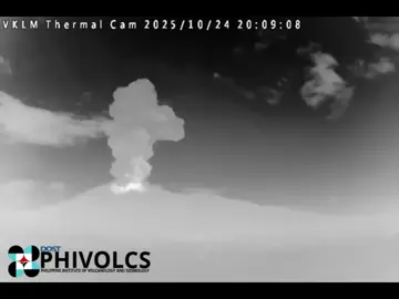 MINOR EXPLOSIVE ERUPTION NG BULKANG KANLAON PANOORIN: Time-lapse footage ng minor explosive eruption sa crater ng Bulkang Kanlaon kaninang 8:05 PM hanggang 8:08 PM, Oct. 24, 2025. Ayon sa PHIVOLCS, nasa 2000 meters ang taas ng ibinugang usok ng pagsabog ng Bulkang Kanlaon. Nananatiling nakataas ang Alert Level 2 sa Bulkang Kanlaon. COURTESY: PHIVOLCS #GMANews