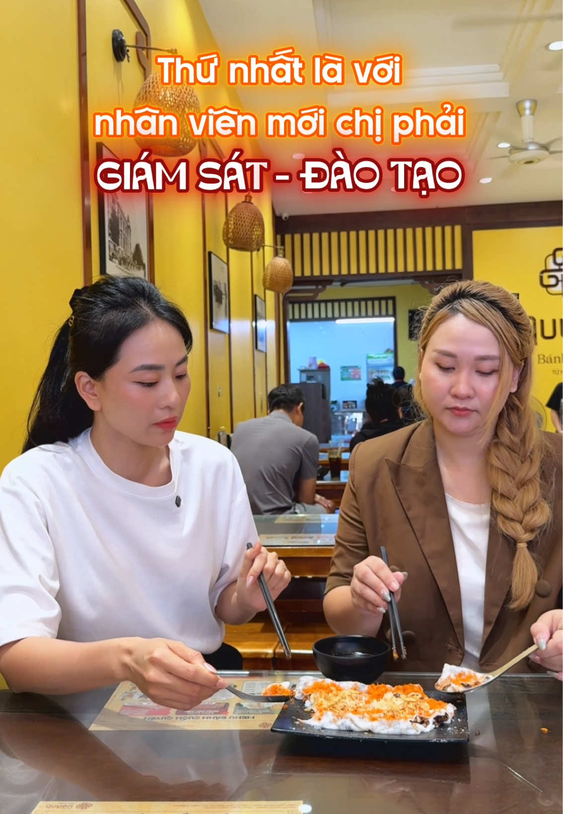 Luôn quan sát những điều nhỏ nhặt để đem lại sự chỉn chu cho khách hàng 🥰🥰  #banhcuonquyen #banhcuonquyen1946 #banhcuoncatdai #thuyduongtrann #fyp 