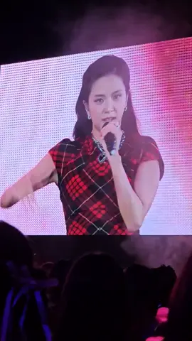 Jisoo Hug and Kisses solo performance 💃💃 #jisoo #deadlinetourinbangkok #deadlineworldtour #fyp #xybca 