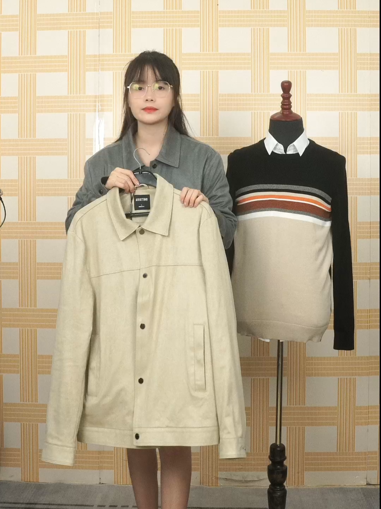 ÁO KHOÁC ARISTINO - Thiết kế cổ bẻ cổ điển mang hơi hướng menswear truyền thống, giúp gương mặt người mặc trở nên sáng và nghiêm chỉnh hơn. Sử dụng hàng cúc bấm kim loại sáng bóng tạo điểm nhấn nhẹ nhàng, giúp áo vừa hiện đại vừa tiện dụng hơn so với kiểu khóa kéo. #aristino #tiepnoihuyenthoai #huyenthoaitre #aristinoonline #thoitrangcaocap #aokhoac