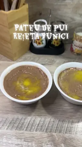 Pateu de pui INGREDIENTE👇 •3 cepe🧅 •1 morcov mare🥕 •1 ardei gras roșu 🫑 •800 gr ficat de pui •100 ml vin alb •3 frunze de dafin, piper, sare( dupa gust) •ulei pentru călit legumele  •un cub de unt  •3 căței de usturoi 🧄 Mod de preparare:👇 Căliți legumele și usturoiul cu sarea , piperul și foile de dafin circa 10 min. , după puneți și vinul . Când legumele cu ficățeii s-au făcut le lăsați un pic la răcit , după @Cristina Popescu le puneți în blender cu un cub de unt și turnați apoi compoziția în caserole  cu puțin unt topit deasupra.Puneți la frigider pt 30 de min. sau peste noapte! Poftă bună 🫶#pateudecasa#sanatate #retetedelicioase #proteine #fyp 