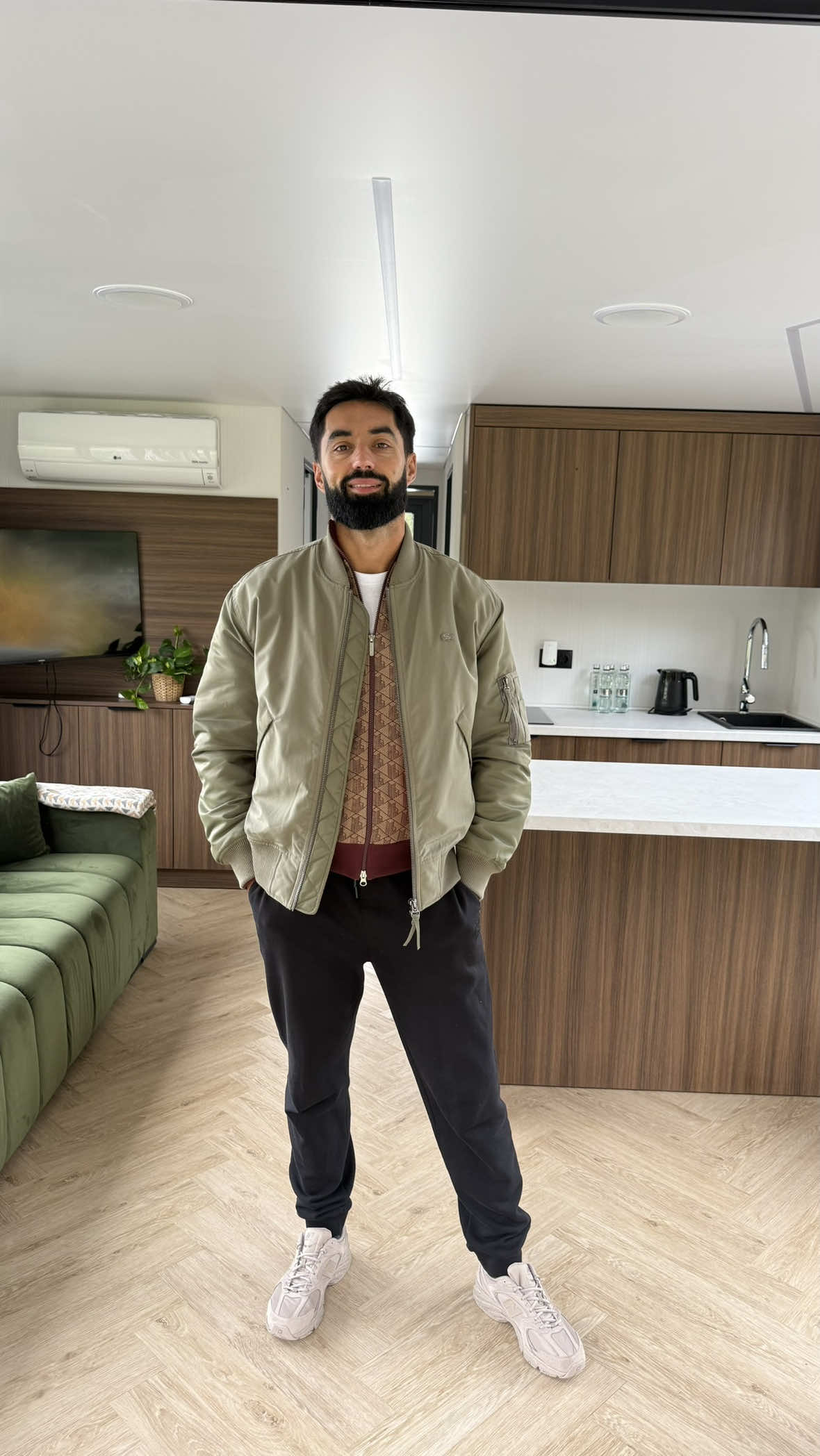 [REKLAMA] Houseboat @ByggaHomes — największa jednostka: ok. 36 m², duży salon z kuchnią i wyspą, TV, ogromna łazienka z oknem na jezioro, sypialnia główna + kajuta dla dzieci (łóżka piętrowe), wyjścia na tarasy, mocny silnik 50 KM. Jakość made in Bydgoszcz. Sprawdź ofertę: https://www.bygga.pl