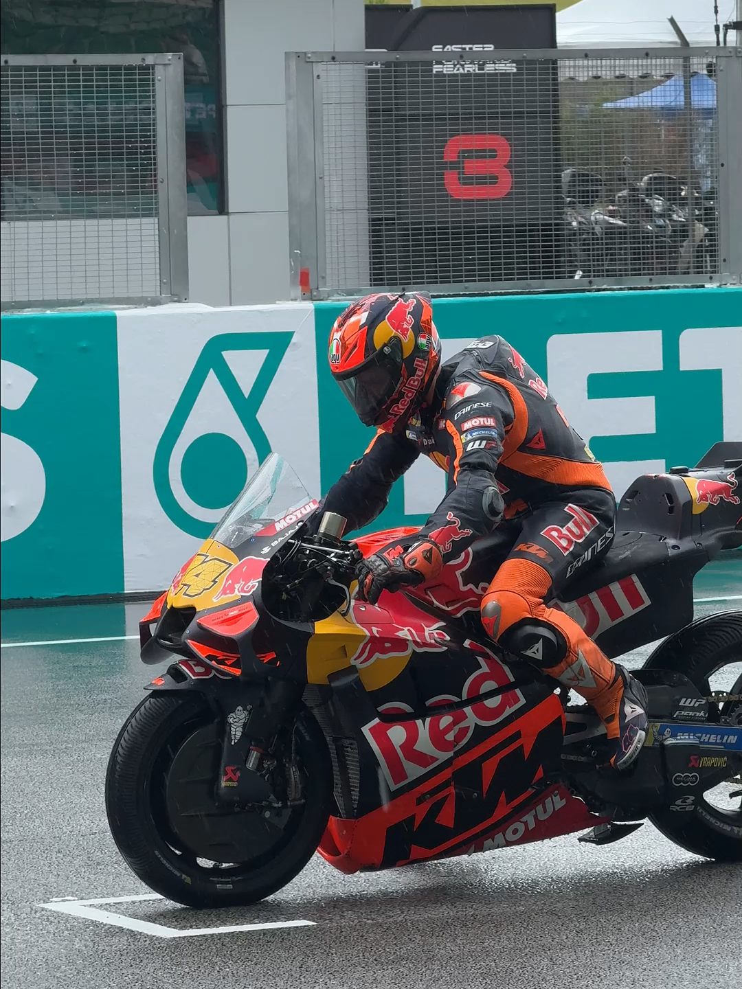 #MotoGP 🏍 - Kompilasi Practice Start di trek basah hari ini! #MalaysianGP Saksikan Balap MotoGP™ di SPOTV NOW! ⏭️ https://onelink.to/spotv_indonesia   Follow kami untuk konten EKSKLUSIF MotoGP™ lainnya! 🏍🏁 #SPOTV #SPOTVIndonesia
