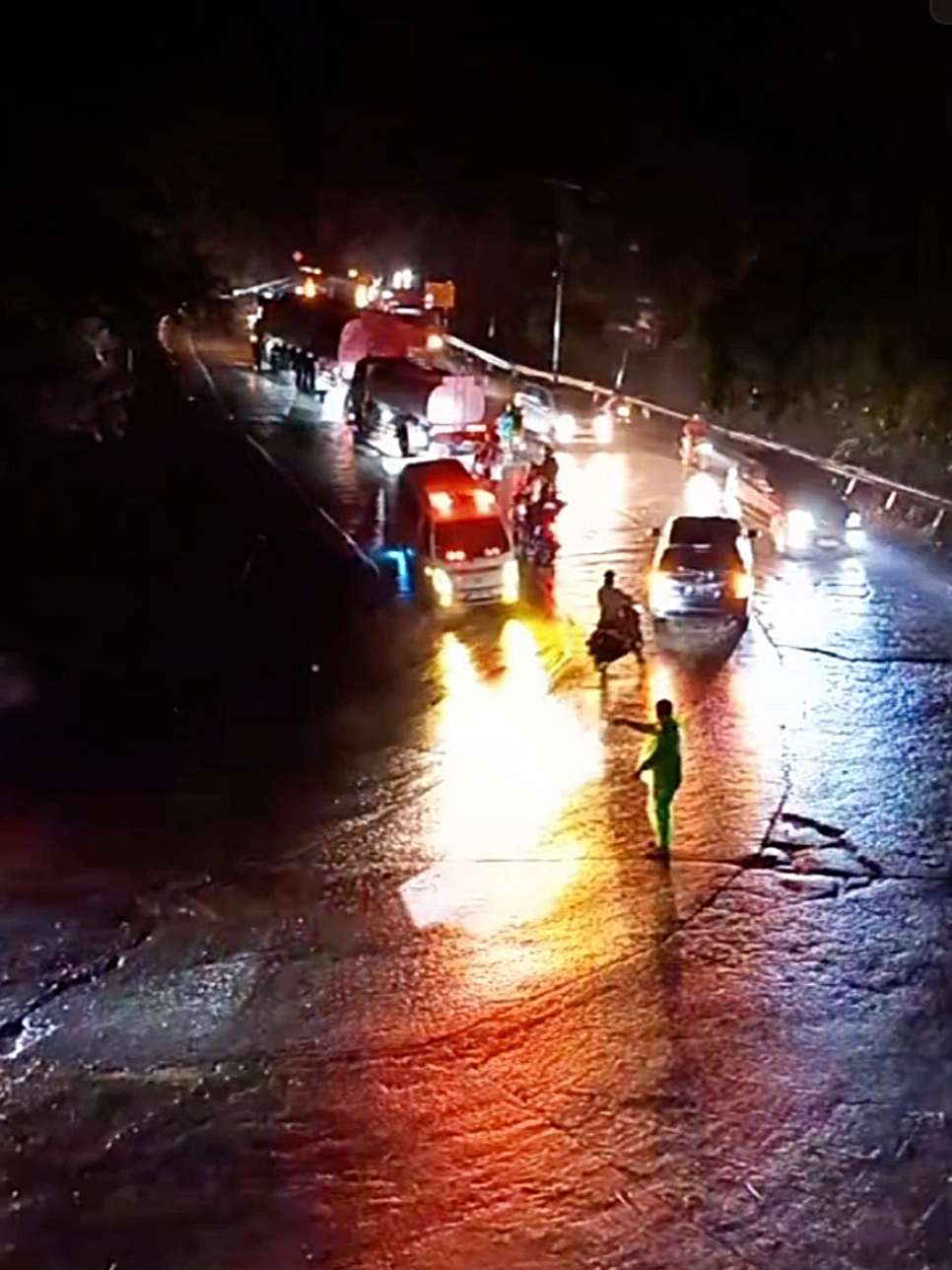 #padahariini detik detik ambulance membawa pasien darurat melintas d stinjau lauik.#FiturSuaraTikTok 