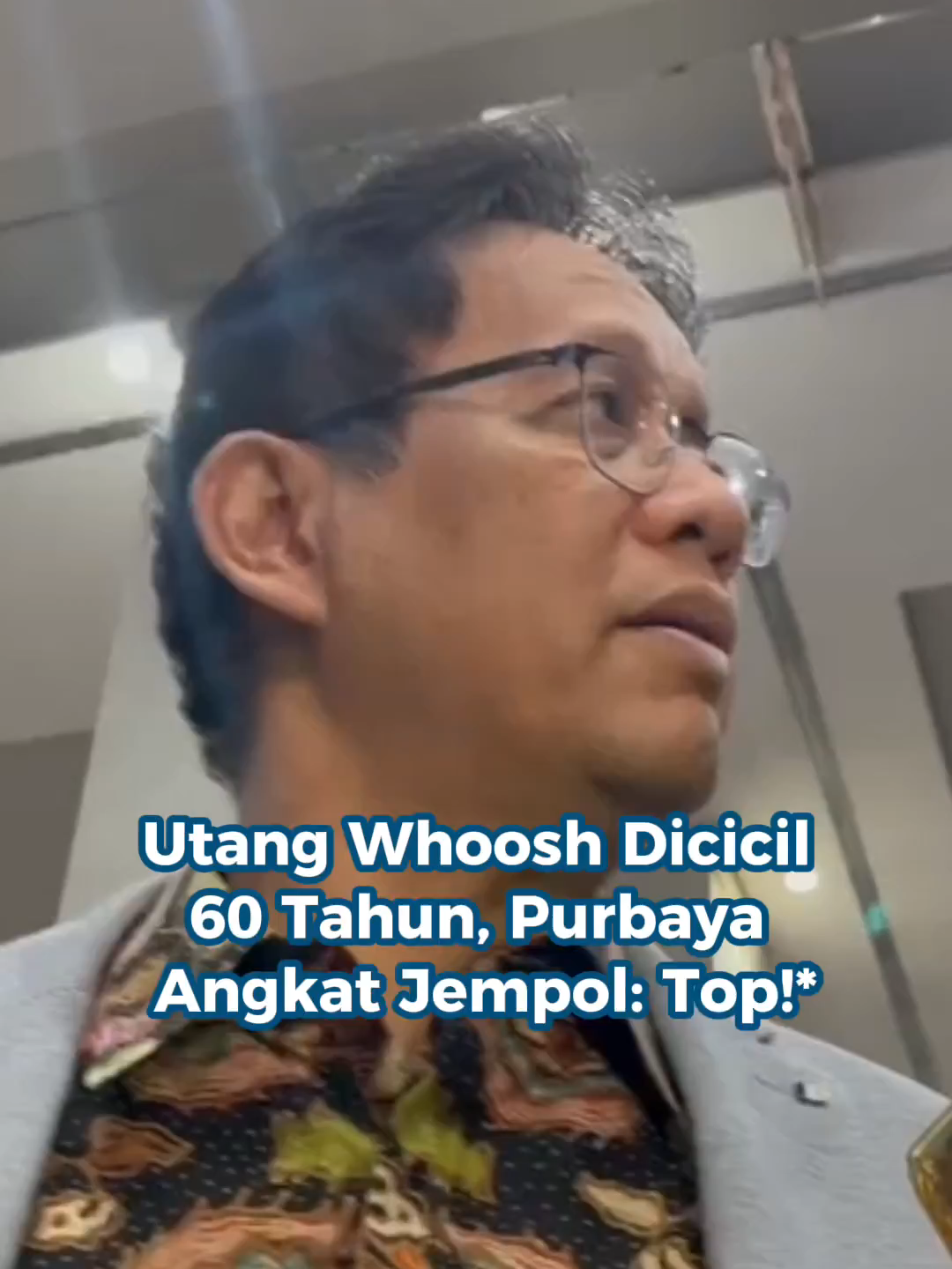 Menteri Keuangan Purbaya Yudhi Sadewa menegaskan dirinya tak ikut campur dalam proses restrukturisasi utang proyek Kereta Cepat Jakarta-Bandung (Whoosh). Meski melibatkan Danantara dan Dewan Ekonomi Nasional, Purbaya menyebut penyelesaiannya cukup dilakukan antar pihak bisnis. “Saya sebisa mungkin nggak ikut. Biar aja mereka selesaikan business to business. Berarti dia top,” ujarnya di Jakarta, Kamis (23/10/2025). Diketahui, pemerintah Indonesia dan China telah menyepakati perpanjangan tenor utang Whoosh hingga 60 tahun, demi menjaga keberlanjutan proyek tanpa menambah beban keuangan negara. Penulis: Suparjo Ramalan, Sakina Rakhma Diah Setiawan Kreatif: Jessica Emmanuella  Produser: Reza Kurnia Darmawan #Purbaya #China #Ekonomi #Jakarta ##Cut