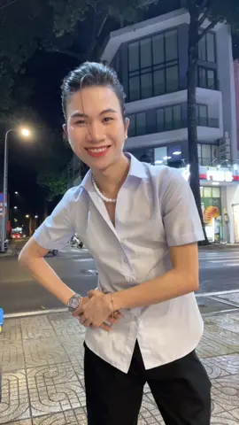Quê hương em đồi xanh,bát ngát nghiêng mình.