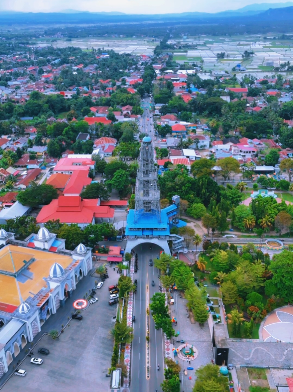 Cuaca kadang tak menentu sering berubah, siangnya panas dan sorenya tiba² hujan. Namun hatiku masih tetap sama tak berubah untukmu 😋 🌿 📍 Pakaya Tower #gorontalo #limboto #foryou #fypage #gorontalotiktok  @pesonaindonesia @wonderfulid 🇲🇨