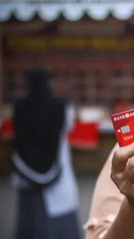Pemerintah Indonesia siap meluncurkan program Bantuan Langsung Tunai Kesejahteraan Rakyat (BLT Kesra) senilai Rp 900.000. Penyaluran bansos tambahan inídijadwalkan dimulai pada 24 Oktober 2025, menyasar jutaan keluarga berpenghasilan rendah di seluruh negeri. BLT Kesra hadir sebagai upaya pemerintah untuk memperkuat daya beli masyarakat di tengah tantangan ekonomi global. Bantuan ini merupakan inisiatif di luar program bantuan sosial reguler, memastikan penerima tetap mendapatkan dukungan lain seperti PKH atau BPNT #lip6an #cair #bltkesra #bantuan#blt#fyp#cair 