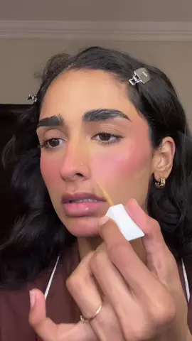 المنتجات: نيكس glue برايمر مصحح كوساس درجه alchemy  كونسيلر توفيسد درجة sand كونسيلر فنتي بيوتي درجه 370N لوس باودر كوساس درجه buttery مثبت حواجب نكس فاونديشن تو فيسد بورن ذس واي درجه sand اي شادو لوكا  ايلاينر بيكس بيوتي مسكره ماك  كحل بدي شوب الاسود بلاشر هدى بيوتي درجة black cherry  للشفايف: محدد لوكا درجه 10 تنت احمر من كيكو درجه01 سموذي قلوس من لوكا درجه mocha whip مثبت شارلوت تيليري  #makeup #grwm @SephoraMiddleEast @Fenty Beauty @maccosmetics @LOCA Beauty @Too Faced @NYX Cosmetics Arabia @Charlotte Tilbury @Huda Beauty 