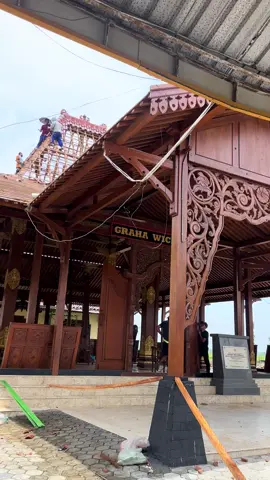 Proses bongkar joglo graha wicaksana #padepokanikspikerasakti #padepokanikspi #ikspikerasakti_indonesia #jogloikspi 