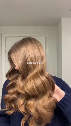 I don’t think my hair has ever been happier 🥲 sock curls have been such a game changer for me!!!  #sockcurls #heatlesscurls #overnightcurls #sockcurlers #healthyhairtips 
