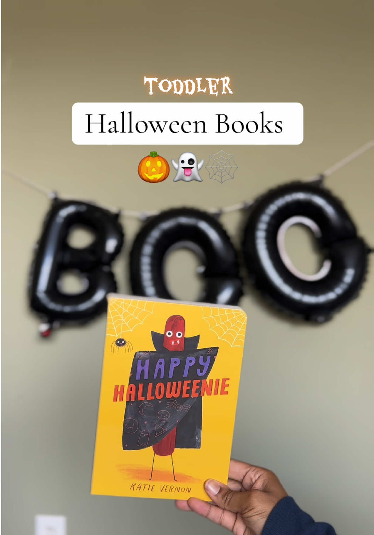 Here are a few of our favorite reads heading into Halloween week!🎃 #simonkidscrew #simonkids #halloweenbooks #halloweenbooksforkids #booksbooksbooks     