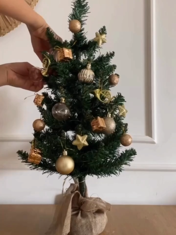NO PRECINHO 🛍️Árvore De Natal De Mesa Luxo 60cm Decorada Pinheiro Enfeites Enfeitada c/ Pisca Fio Fada LED Pequena 💸por R$ 29,72 🔥 💳 ou 5x de R$ 6,60 🛍️ID: BRJ-QEG-QWK #natal #arvoredenatal  @Jane Vitta Digital 