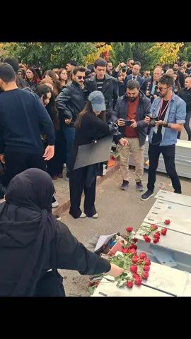 ERÜ'de öğrenciler eski eşi tarafından k*tledilen Meliha Keskin'in öld*r*ldüğü yere karanfil bıraktı.  #erü #melihakeskin 