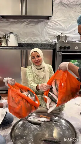 احلى ميد كويتي مشوي عالفحم. طبعا التنظيف والغسيل يبيله وقت. ما فتحت البطن  من الراس نظفنا البطن غسلنا السمج بماي وثلج. بعدها  ملحتهم وحطيت بالبطن مسحة لومي اسود نقطه. ‏  وحطيت تمر وصبار داخل البطن. واخر شي من برا حطيت عليهم صبار وتمر وعالفحم. وسويت عيش مشخول بقاعته البصل. ‏@nadia_cooks  #وصفات_نادية_كوك