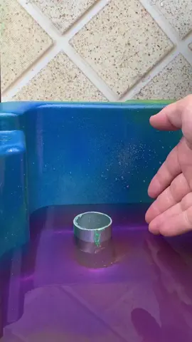 Pedreiro surpreende a todos com sua engenhosidade para esvaziar água do piso sem precisar cortar o cano #tecnica #solucao #tools #pedreiro #obras 