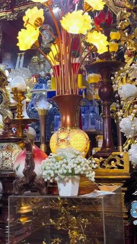 Thoải cung lộng lẫy hoa đăng Cô Bơ ngự trị lầu vàng thuỷ cung Nước trong bốn bể một dòng Thuyền rồng lả lướt giữa dòng biển khơi. #tuphucongdong #tứphủvạnlinh #haudongvedeptamlinhvietnam #hầu_đồng 