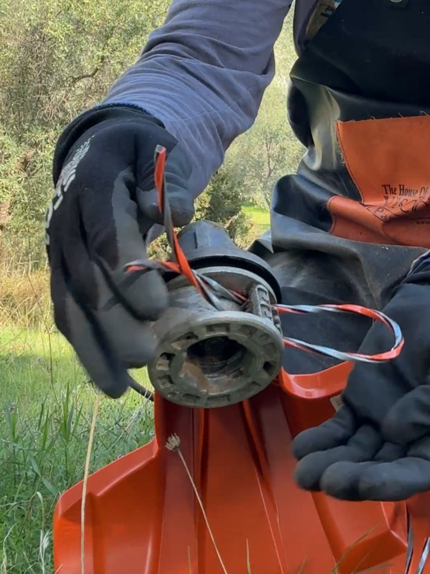 Στριφτή μεσινέζα εναντίον βάτων! Μία από τις πιο δημοφιλείς κεφαλές της αγοράς είναι η Flash Cutter UFC-06, καθώς μας δίνει τη δυνατότητα να τοποθετήσουμε μεσινέζα χωρίς τη χρήση εργαλείων. Χάρη στον σχεδιασμό της, διαθέτει δύο εξόδους μεσινέζας από κάθε πλευρά (σύνολο τέσσερις), κάτι που την κάνει πολύ αποδοτική σε βαριές εργασίες και πυκνή βλάστηση. 💥 Ιδανική για θαμνοκοπτικά άνω των 2HP, αντέχει στην αυξημένη ταχύτητα και ροπή χωρίς να επιβαρύνει το μηχάνημα. Το θαμνοκοπτικό της δοκιμής ήταν Stihl FS460C, ένα πραγματικά ισχυρό επαγγελματικό μηχάνημα. Η μεσινέζα: Visco Parts 4321, τετράγωνη στριφτή 4,3mm. Η εξάρτηση: Visco Parts VCAKTH-022, μία από τις πιο άνετες και σταθερές στην κατηγορία της, με κόστος περίπου 40 €.  Εφαρμόζει άψογα, δεν κουνιέται και κάνει τη χρήση του θαμνοκοπτικού πιο ξεκούραστη, ακόμα και μετά από ώρες δουλειάς. #FarmerEvolution #grasscutting #grasscutter #grasscuttingmachine