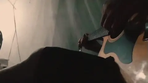 Nay k hát nổi nữa r nghe tạm bài solo 🥲✌🏻#guitarsolo #guitar #fyp #xh #xuhuongtiktok 