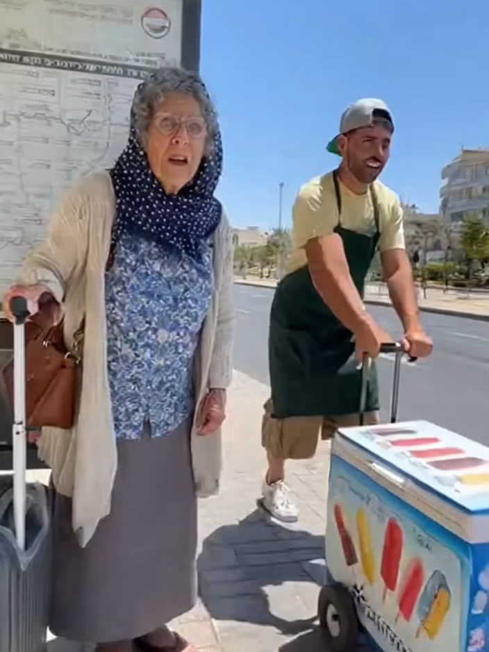 סבתא עצבנית קונה ארטיק