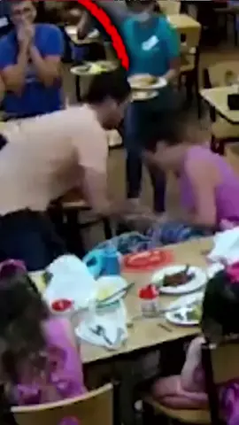 ⚠️ As manobras de desengasgo mudaram! ⚠️ Atenção aos novos protocolos internacionais que podem potencializar as chances de socorro em uma emergência com bebês, crianças e adultos! 🚨 Desengasgo em BEBÊS  Se o seu bebê estiver engasgado, ligue imediatamente para 1️⃣9️⃣3️⃣, enquanto inicia as manobras.  Posicione o bebê inclinado, de bruços e dê 5 golpes dorsais, no meio das costas; Se não resolver, a nova orientação é fazer 5 compressões torácicas com a base da mão (e não mais com os dois dedos) na linha entre os mamilos; Intercale os 5 golpes nas costas e as 5 compressões no peito até o objeto sair. 🚨 Desengasgo em CRIANÇAS E ADULTOS Agora, a manobra começa com 5 golpes dorsais nas costas, entre as escápulas; Em seguida, faça 5 compressões abdominais, empurrando para dentro e para cima; Continue intercalando os golpes e as compressões até o desengasgo ou até o socorro chegar. Informação salva vidas! Conte sempre com o CBMERJ.