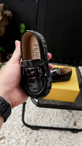 Cuối tuần vui vẻ ba mẹ nhé 😍 #chuvitsneaker #giaychobe 