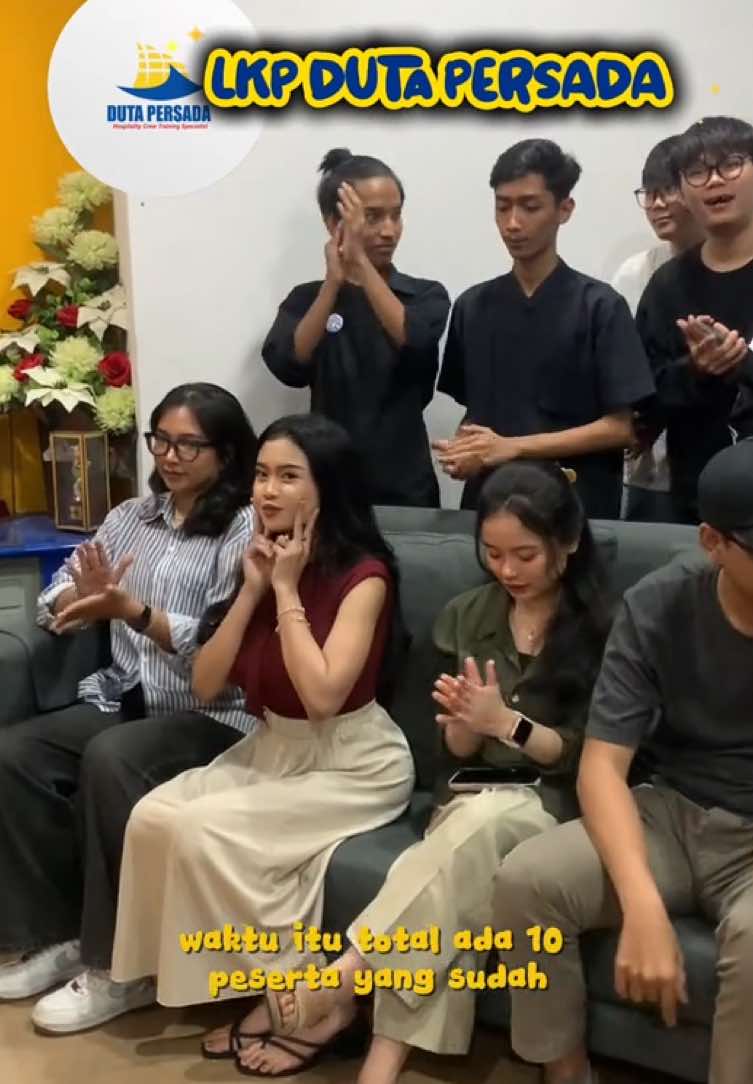 📍LPK DUTA PERSADA  @LPK Duta Persada Yogyakarta  Jl. Ibu Ruswo No.55, Prawirodirjan, Kec. Gondomanan, Kota Yogyakarta, Daerah Istimewa Yogyakarta 55131 Baru tahu ada pelatihan barista seintens ini di Yogyakarta. Hari ini aku berkesempatan menjadi asesor di kelas barista LKP Duta Persada. Selama tiga bulan, para peserta belajar tentang dunia kopi mulai dari teknik seduh, manajemen bar, sampai penilaian cita rasa. Yang menarik, latar belakang mereka beragam. Ada yang sudah bekerja di coffee shop, ada yang baru lulus kuliah, dan ada juga yang baru mengenal kopi. Dari situ aku sadar, menjadi asesor bukan hanya soal berbagi ilmu, tetapi juga tentang belajar dari orang lain. Aku banyak mendapat masukan dan perspektif baru dari teman-teman di sana. Setiap proses terasa menyenangkan karena penuh semangat dan keinginan untuk berkembang. Melihat mereka tumbuh dan percaya diri di dunia kopi adalah pengalaman yang luar biasa. Semoga langkah kecil hari ini menjadi awal besar bagi para peserta yang ingin serius menekuni dunia kopi. Terus belajar, terus berkembang, dan nikmati setiap perjalanan dengan secangkir kopi terbaikmu. ☕️ #BaristaYogyakarta #PelatihanBarista #LKPDutaPersada #KopiYogyakarta #KelasBarista                          