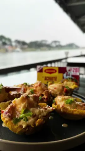 El secreto para conquistar paladares (y suegras): Caldo MAGGI®️ con Achiote en Polvo.  Con Maggi, tu encocado queda con color, sabor y lo haces rapidísimo. #MaggiAchiote #MaggiSaboryColor