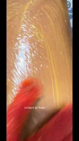 Découvre mon gel de douche gommant fait maison . Un vrai moment de douceur pour la peau : il nettoie, exfolie et laisse un parfum naturel irrésistible 🤍 Fait à base de produits simples et naturels , parfait pour une peau douce et éclatante.#geldedouchegommant #skincarenatural #routinedouche #peaudouce #astucebeauté 