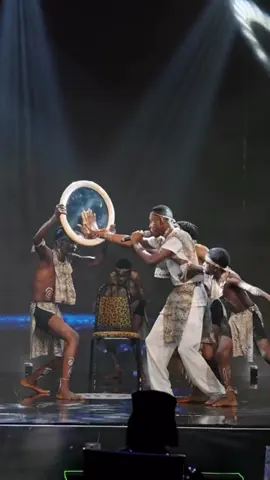 A blind guy looking at his reflection  This isn’t just dance it’s pure art on stage ❤️‍🔥 @DTH  Choreographed by @💫BIG BEE🐝  @EDDY💫🚀 🏆 @Young School boy✍️✍️🚌 @BIGSKY🏆 @youngGoodluck @agbaike  @CHRIS VIC 🔥🎸🎹🎤🎼  #fyp #explore #dancer #teamunbeatablesdc 