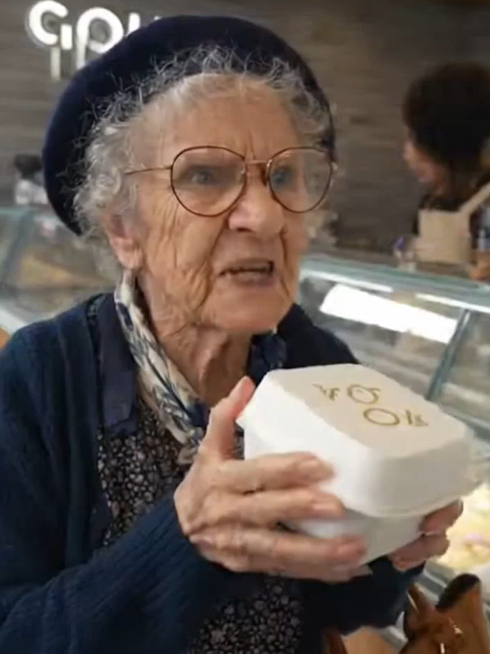 סבתא עצבנית קונה גלידה