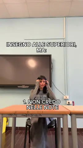 👩🏻‍🏫 Insegno alle superiori, ma:  📝 non credo (più) nelle note: certo, davanti a situazioni particolari sono necessarie, ma mettere la nota a chi chiacchiera o non ha fatto i compiti non crede serva a nulla. È sempre meglio dialogare e far capire con la ragione perché è importante impegnarsi a scuola e durante le lezioni!  🚾 andare in bagno è un diritto, non una concessione: non dirò mai “di no” alla domanda “prof., posso andare in bagno?”, ma piuttosto chiederò la cortesia di andare solo i primi minuti e gli ultimi minuti della lezione, così da non distrarci (emergenze escluse!) 🫡 non pretendo rispetto dai miei alunni/e, se io non li rispetto: i prof. non sono dei dittatori, e gli studenti non sono dei militari. Il rispetto non deve MAI venire meno, ma deve essere reciproco. Si parla sempre di studenti maleducati verso gli insegnanti, ma troppo poco di insegnanti che urlano, insultano e compiono soprusi verso i ragazzi! Sei d’accordo con me? ⤵️