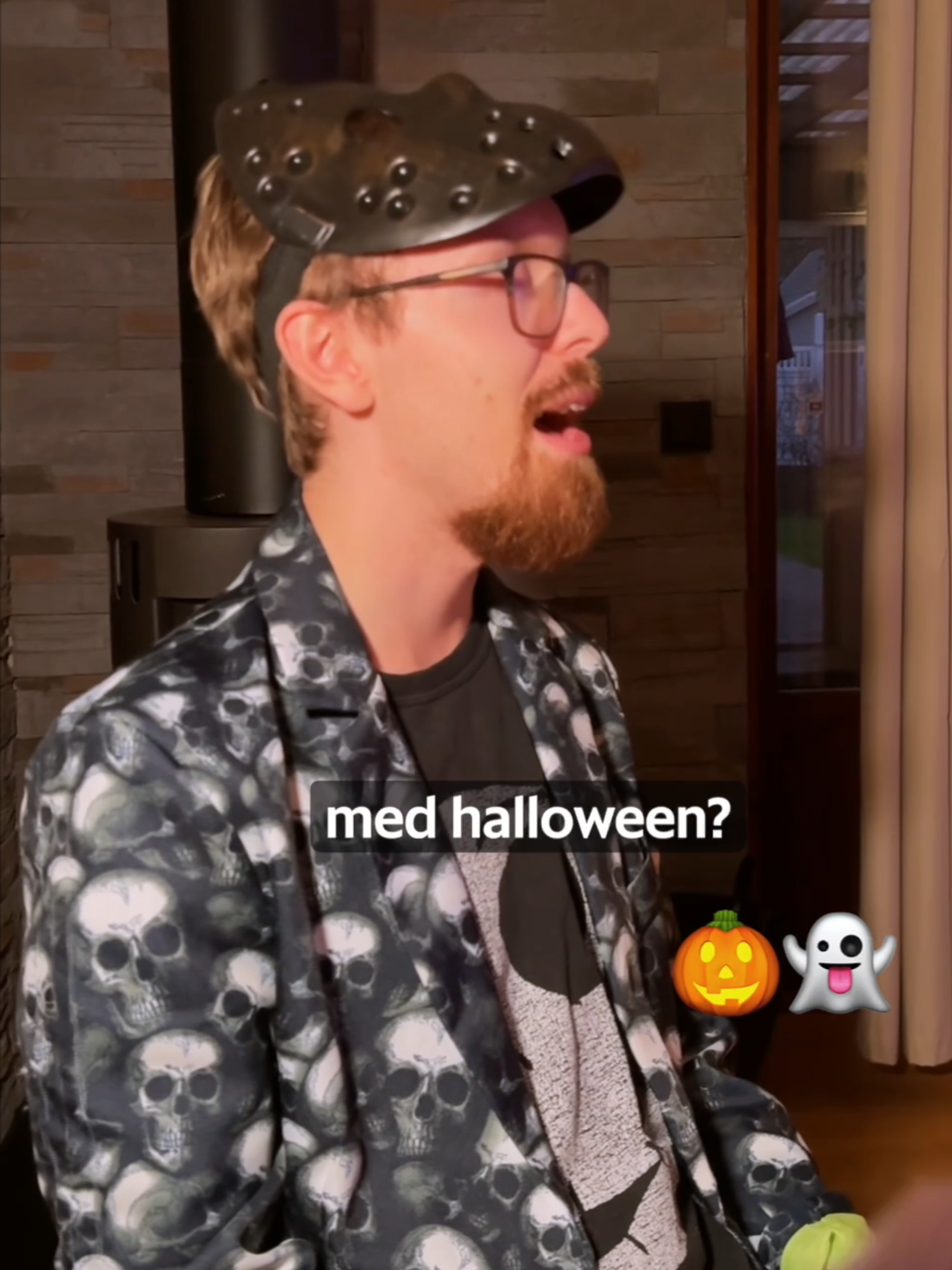 Simon Karlberg intervjuades i Smålandsposten i somras – nu axlar han rollen som reporter! Idag träffar han Emma och Sandra som är med och arrangerar den årliga spökrundan i Furuby 🎃 Foto och redigering: Thea Karlsson