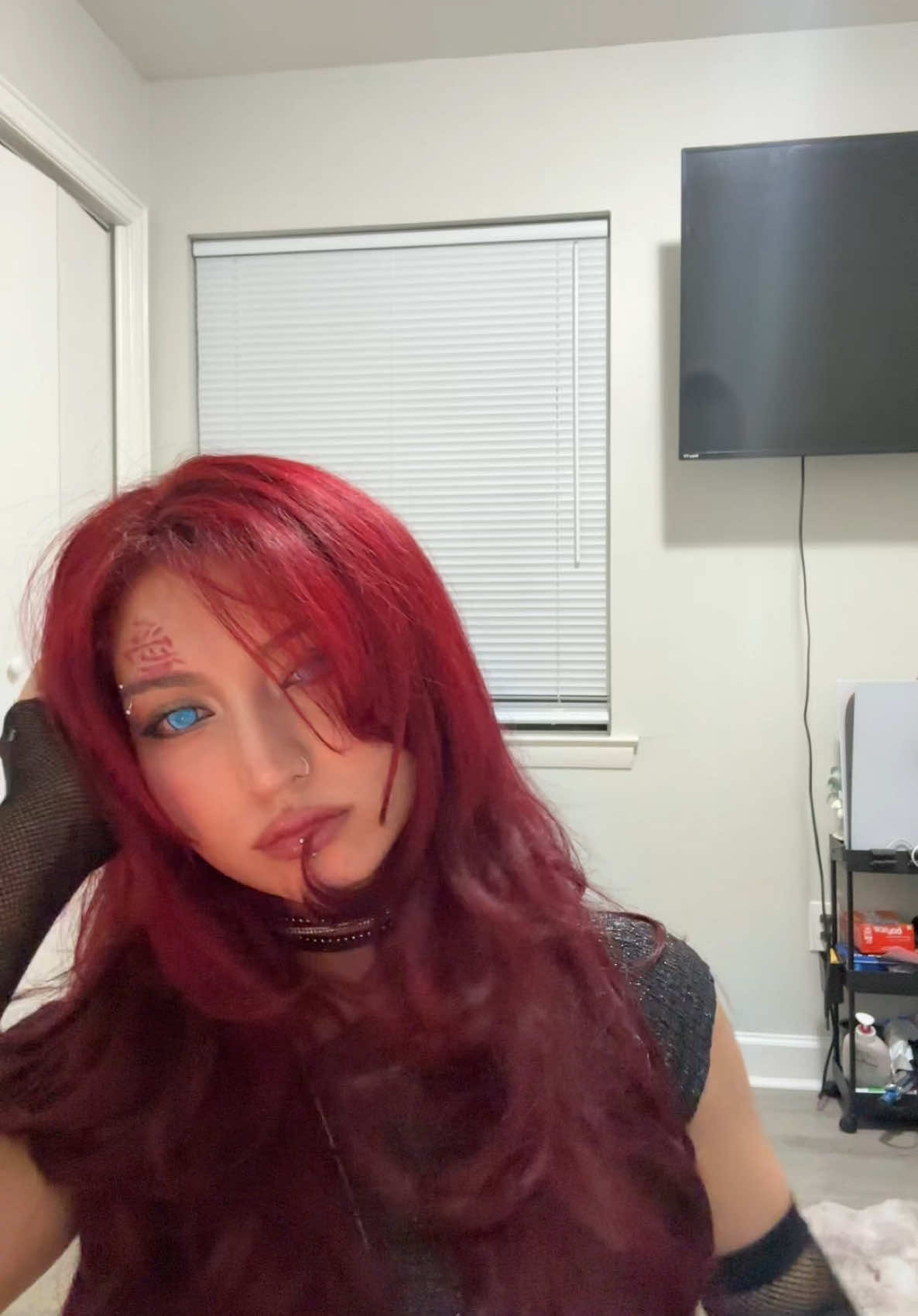 My eyes r literally glowing wat #fypシ #gaara #redhair #gaaracosplay #naruto #girlgaara #layers #hairtok #hair #longlayers #twilight 