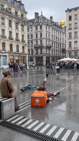 Fin de carrière pour le frérot 😭                    #livreur #catastrophe #livraison #trotinette #lyon 