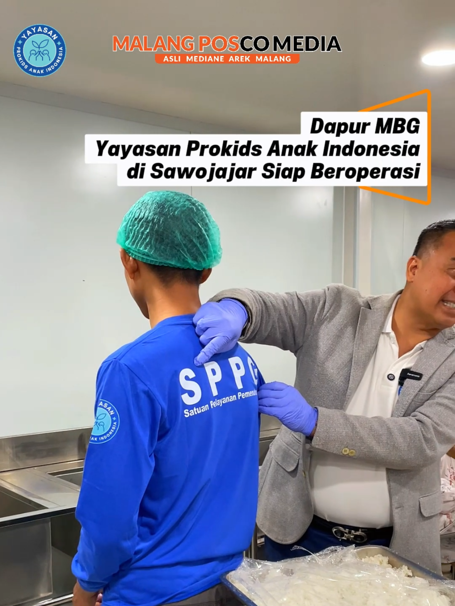 Tonton Selengkapnya di Channel Youtube Malang Posco Media Dapur MBG Yayasan Prokids Anak Indonesia di Sawojajar Siap Beroperasi  Fasilitas Lengkap, Terapkan Sistem Manajemen Keamanan Pangan   Satuan Pelayanan Pemenuhan Gizi (SPPG) untuk program MBG (Makan Bergizi Gratis) di Sawojajar Kota Malang siap beroperasi, akhir bulan Oktober ini.    Yayasan Prokids Anak Indonesia telah menyiapkan satu unit dapur MBG yang lengkap dan modern. Tepatnya di Jalan Danau Maninjau Raya Sawojajar Kota Malang. Ketua Yayasan Prokids Anak Indonesia, Arie Aripin, rela membongkar halaman rumahnya demi membangun SPPG atau dapur MBG dengan fasilitas lengkap ini.   Arie Aripin, pengusaha sukses asli Arek Malang ini memastikan dapur MBG yang dikelolanya sudah siap beroperasi sesuai standar Badan Gizi Nasional (BGN). Menyediakan dan mendistribusikan MBG kepada sebanyak 3 ribu sampai 4 ribu penerima manfaat.  Selain memiliki fasilitas lengkap, dapur MBG di Sawojajar ini juga menerapkan sistem keamanan pangan yang cukup ketat. Yaitu menerapkan Hazard Analysis and Crirital Control Point (HACCP) untuk benar-benar memastikan keselamatan konsumen dalam mengkonsumsi MBG. Arie Aripin memastikan, pihaknya didampingi BGN siap memberikan pelayanan dan produk yang aman dan berkualitas sesuai standar HACCP dalam melaksanakan program MBG mulai akhir Oktober ini.  Dapur MBG yang modern ini juga menerapkan standar pengawasan tinggi melalui protokol kesehatan yang sangat ketat dan pengendalian mutu yang berkesinambungan. Termasuk memiliki fasilitas untuk memenuhi kaidah higienitas Instalasi Pengolahan Air Limbang (IPAL). Sehingga menjamin proses pengolahan makanan yang bersih, sehat dan sesuai standar kesehatan lingkungan.  #mbg #mbgmalang #makananbergizigratis #sppgmalang #malang #malangposcomedia