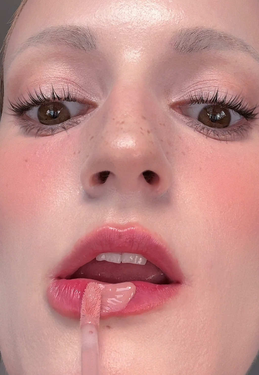 Pastel pink GLOSSS. #glossylips #lipgloss #creamshell #romand #nudelip 