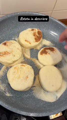 Homemade English Muffins 🧈 – mai buni ca din magazin! 👩‍🍳 Ingrediente: 400 g făină 8 g drojdie uscată 1 linguriță sare 25 g zahăr 200 g lapte cald 100 g apă caldă 42 g unt topit 1 ou 🥣 Pași: 1️⃣ Amestecă laptele, apa, drojdia și zahărul. Lasă 10 min să facă spumă. 2️⃣ Adaugă făina, sarea, untul topit și oul. Frământă 5–10 min până devine elastic. 3️⃣ Lasă la dospit 1 oră. 4️⃣ Întinde ușor, taie cercuri și pune-le pe mălai sau griș. Lasă 30 min. 5️⃣ Coace în tigaie la foc mic-med 5–7 min pe fiecare parte, până devin aurii. 💛 Lasă-le să se răcească și bucură-te de cel mai pufos mic dejun! 👉 Se păstrează la frigider sau congelator, perfecte pentru sandvișuri rapide.  #bakingtiktok #englishmuffins #homemadebread #breakfastideas #FoodTok 
