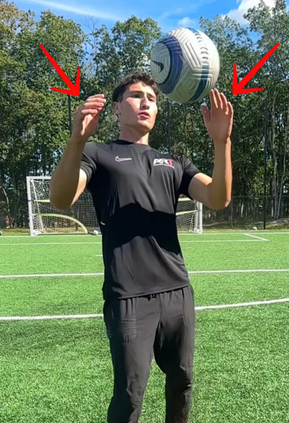 Chest control like Neymar Jr. 🇧🇷⚽️ Controlling the ball with your chest is a crucial skill to have. If the ball is coming at you at chest height, and you aren’t confident, you will not be able to control the ball effectively. A clean chest touch gives you time before the ball hits the ground ⏱️ Players who can control the ball out of the air with their chest don’t panic. They use their chest as a pillow to control the ball easily at their foot 💪 #Soccer #football #neymar #neymarjr #footballer 