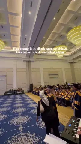 🎓#wisuda2025👩‍🎓🎓 #wisudahukum #trendwisuda 