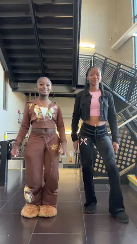 mirror mirror on the wall 🪞 #trending #fypシ゚viral #dance #duo 