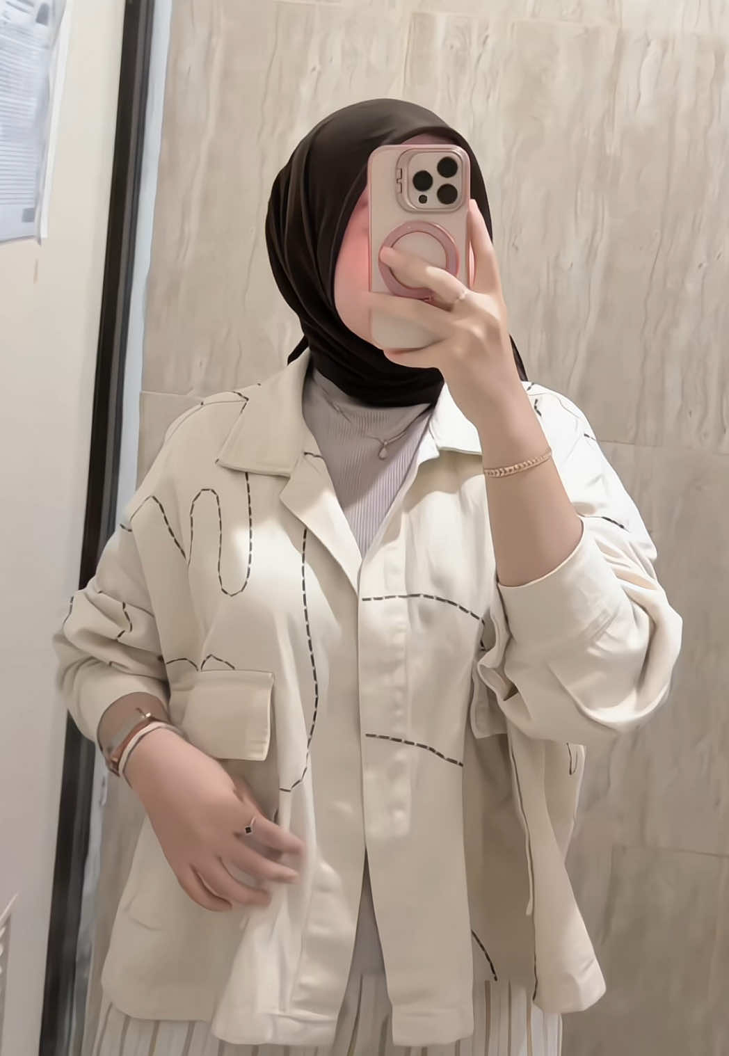 gais yang belum pernah coba produk jaket dari filoposy, saran aku mending cobaan deh satu model dulu pasti bakal ketagihan huhu.. apalagi jaket hanna vintage m ini cakep banget woyy!!! #jaket #jaketjeans #outerjeans #jaketouter #fyp @Filoposy 