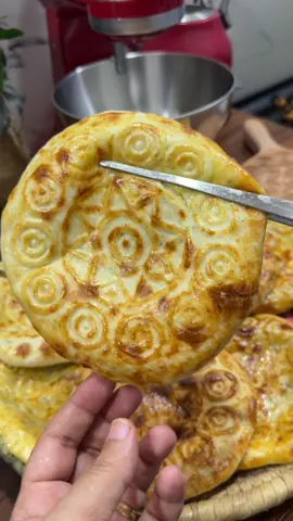 قراص الجبن والنعناع  بالعجينة الاقتصادية الهشة  تنفع لعدة انواع من المعجنات  كيلو طحين ( 6 اكواب قياسية)  ملعقة وسط ملح  ملعقة اكل خمرة ، ملعقة سكر ، كوب ماء دافي  👆🏻 ( خليط التخمير )  كوب ماء ثاني  نص كوب زيت الزيتون  التخمير نص إلى ساعة بمكان دافي  الحشوة اي اجبان تحبوها  اني خلطت عكاوي وموزريلا ونعناع ومعدنوس  استخدمت العجانة الامريكية من كيچن ايد  ‪‪@kitchenaid.iraq‬‬  : : #شيف_منال_العراق  #اكسبلور_فولو #وصفات #معجنات #اكسبلور_explore⁩⁩