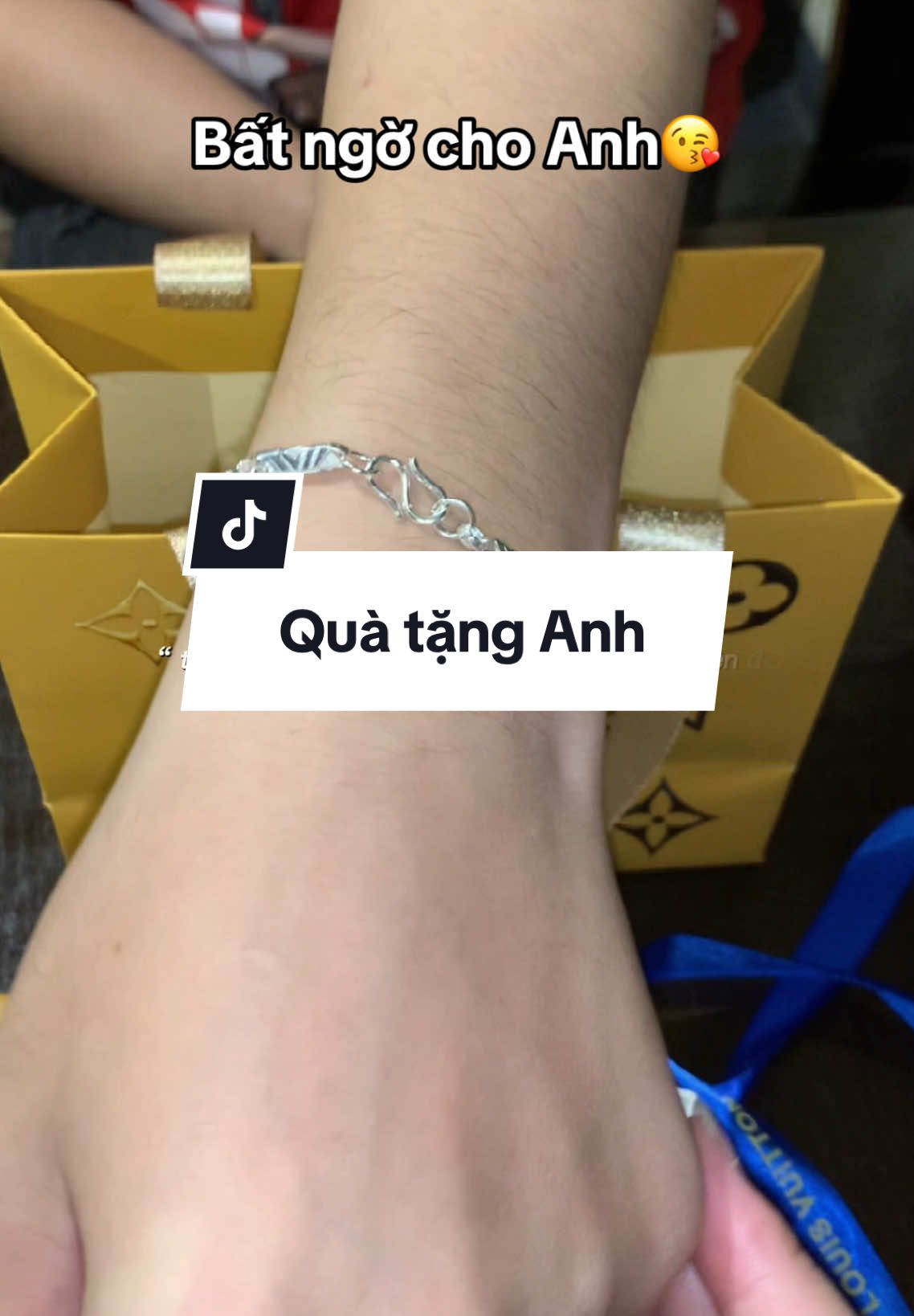 Quà bất ngờ tặng Anh🙆🏻‍♂️🙆🏻‍♂️🙆🏻‍♂️ #trangsucvangbac #quàtặngngườiyêu #lactaybac #vongtaybac #lactaybacta #trangsuconline #CapCut #capcut_edit #thinhhanh #vongnam 